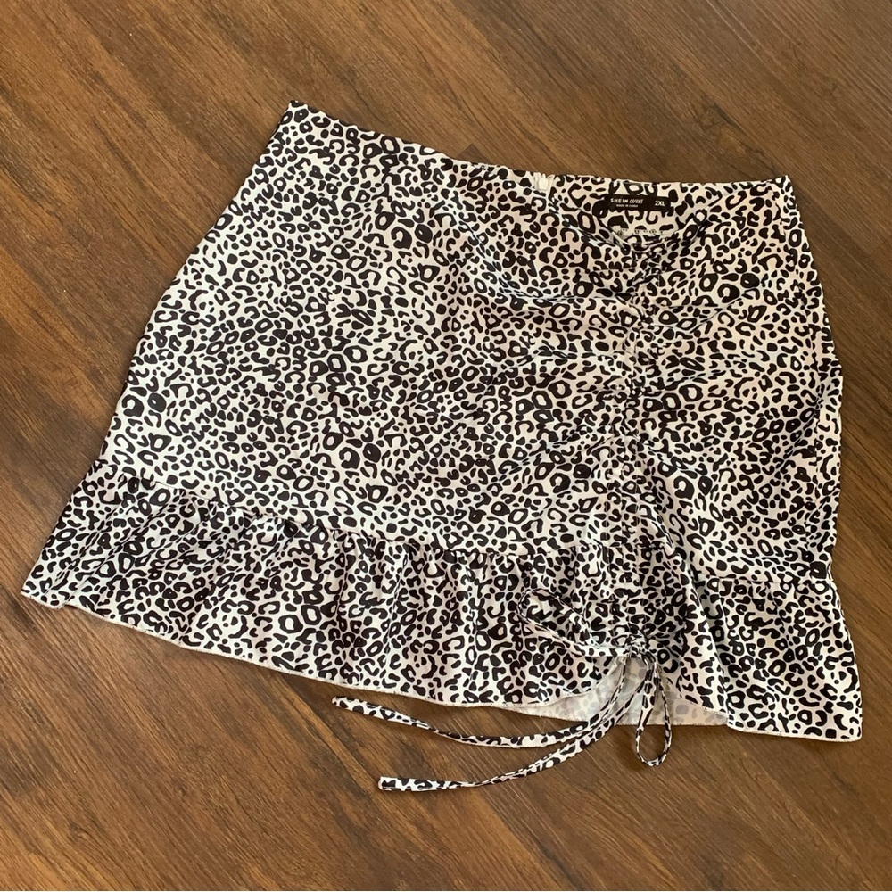 Stylish Snow Leopard Print Mini Skirt with Ruffle Hem
